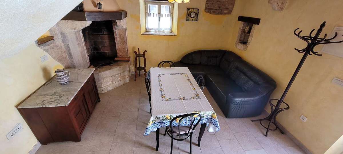 Posest z dvema kamnitima hišama in bazenom